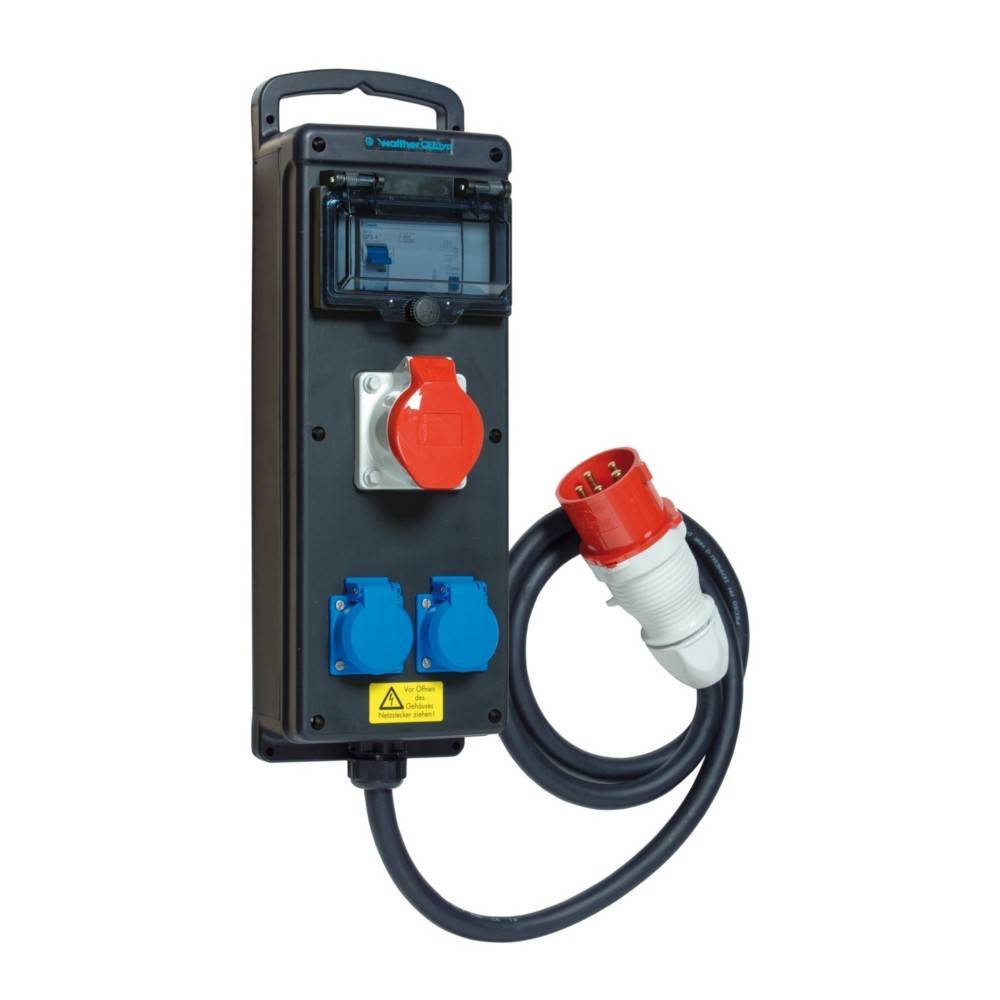 Eine tragbare Stromverteilungseinheit mit zwei blauen Steckdosen, einer roten Steckdose und einem angeschlossenen schwarzen Kabel mit einem roten und weißen Stecker.