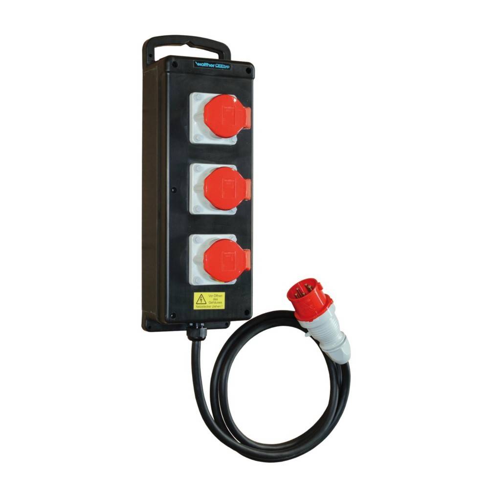 Eine schwarze mobile Stromverteilungsbox mit drei roten Steckdosen und einem rot-weißen Stromstecker, geeignet für industrielle Zwecke.