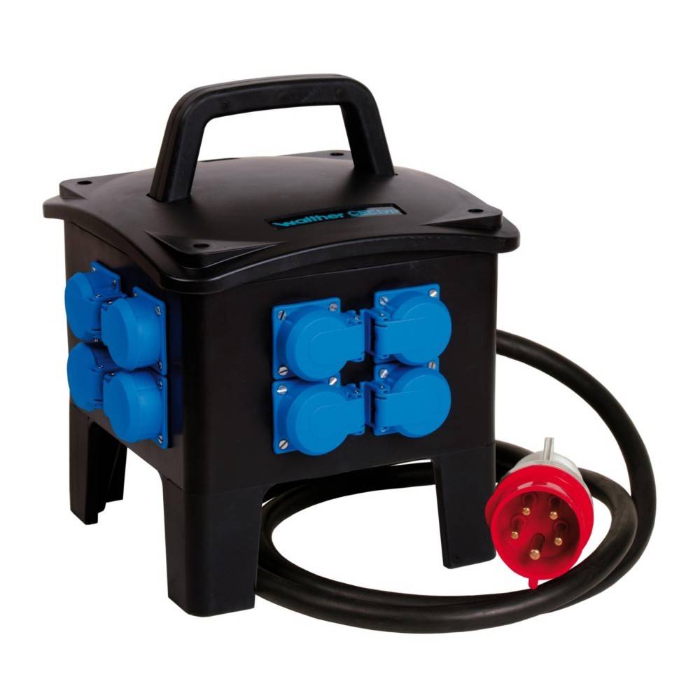 Eine mobile Stromverteilungseinheit mit Griff, ausgestattet mit mehreren blauen Steckdosen und einem dicken schwarzen Kabel, das in einen roten Stecker mündet.