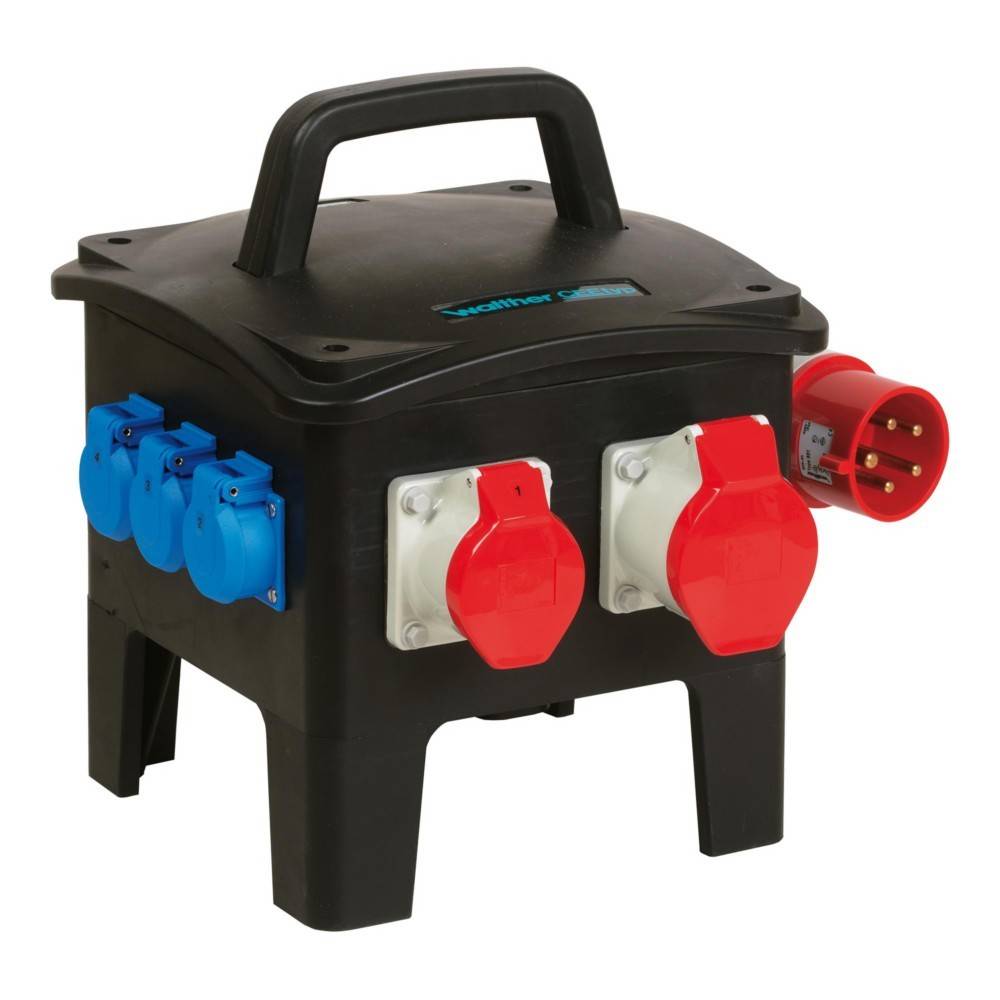 Ein schwarzer und roter elektrischer Stromverteilungskasten mit mehreren Anschlüssen und einem Tragegriff.