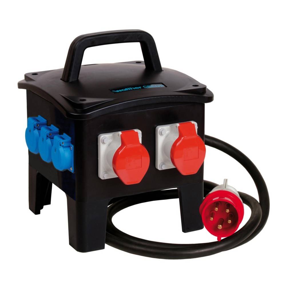Eine schwarze, tragbare Stromverteilungsbox mit Griff, ausgestattet mit vier blauen und zwei roten Steckdosen sowie einem dicken schwarzen Stromkabel.