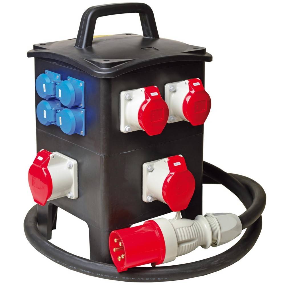 Eine mobile Stromverteilungsbox mit verschiedenen Steckdosentypen, einschließlich roter und blauer Steckdosen, und einem robusten Stromkabel.