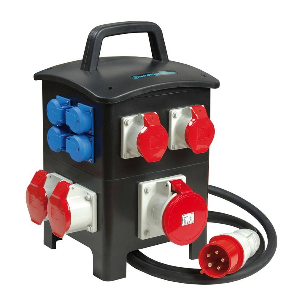 Eine mobile Stromverteilungseinheit mit mehreren roten und blauen Anschlüssen, einem Griff oben und einem dicken schwarzen Netzkabel.