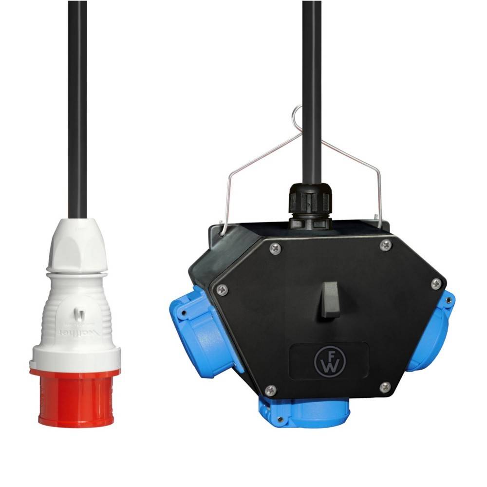 Eine Stromverteilungseinheit mit mehreren Steckdosenanschlüssen und einem schwarzen Kabel, das von oben abgeht, ausgelegt für industrielle Verwendung.