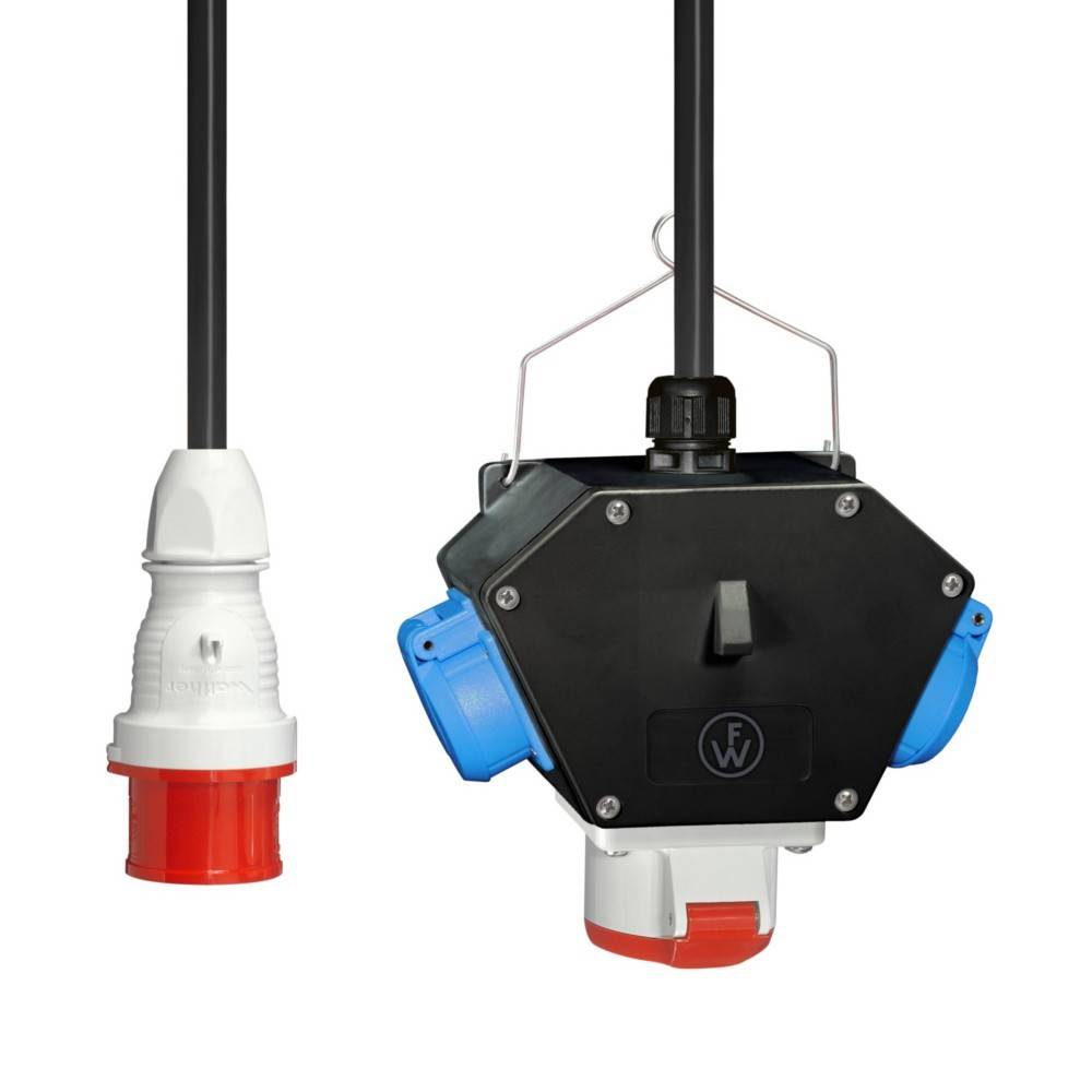 Industrieller elektrischer Verbinder mit mehreren Ausgängen und angeschlossenem Netzkabel.