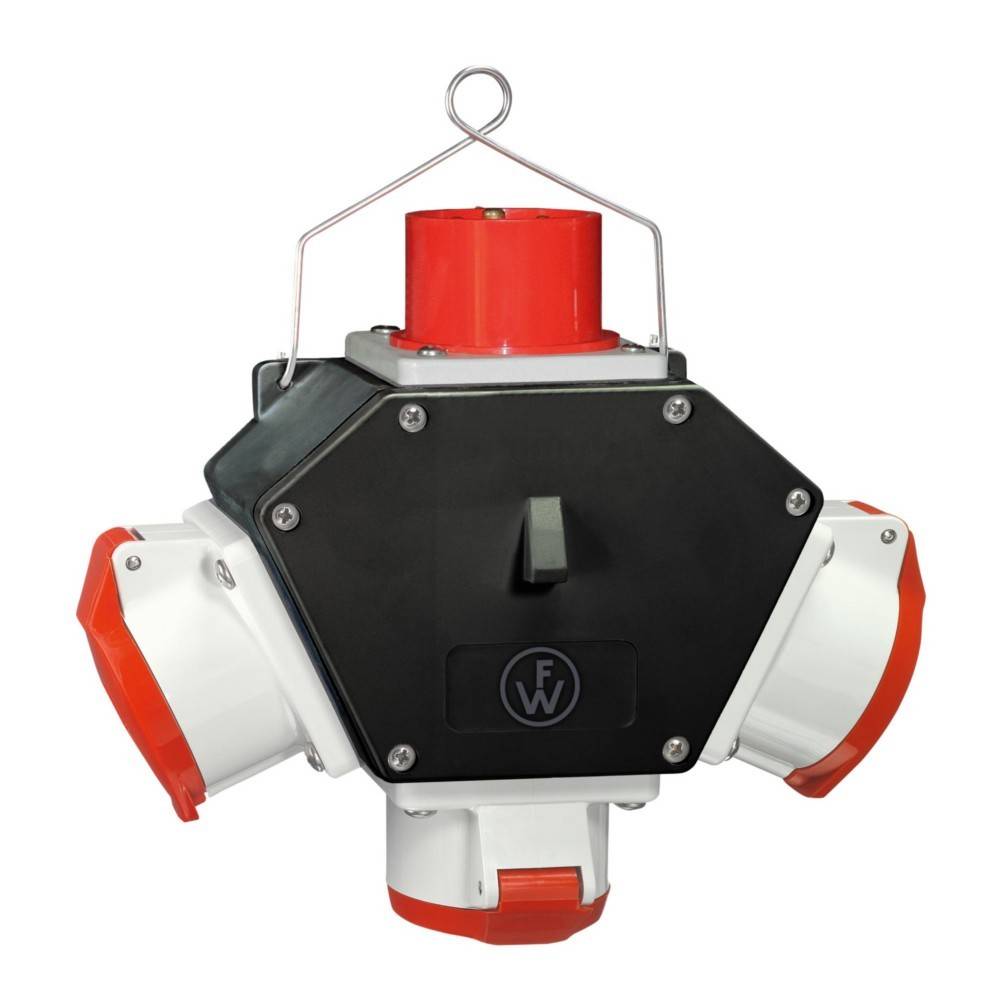 Eine rote und weiße industrielle Stromverteilerdose mit mehreren Steckdosen, ausgestattet mit einem Griff oben für die Transportierbarkeit.