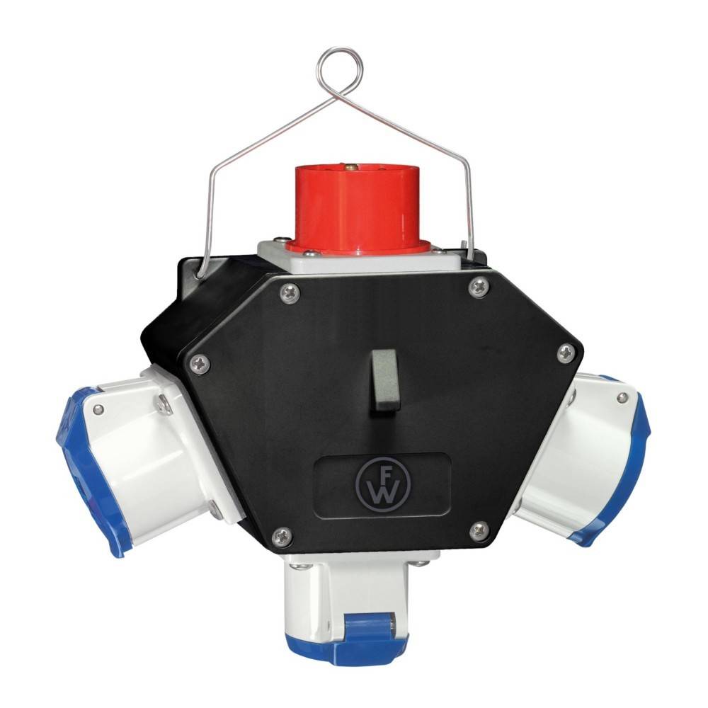 Eine schwarze sechseckige elektrische Verteilerdose mit vier blauen und weißen Steckdosen, einer roten Kappe und einem Metallhaken zum Aufhängen.