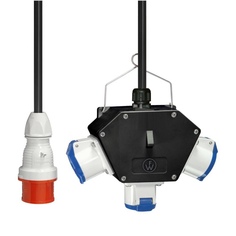 Ein schwarzer industrieller Stromverteiler mit mehreren weißen und blauen Steckdosen und einem roten Stecker hängt an einem Kabel.