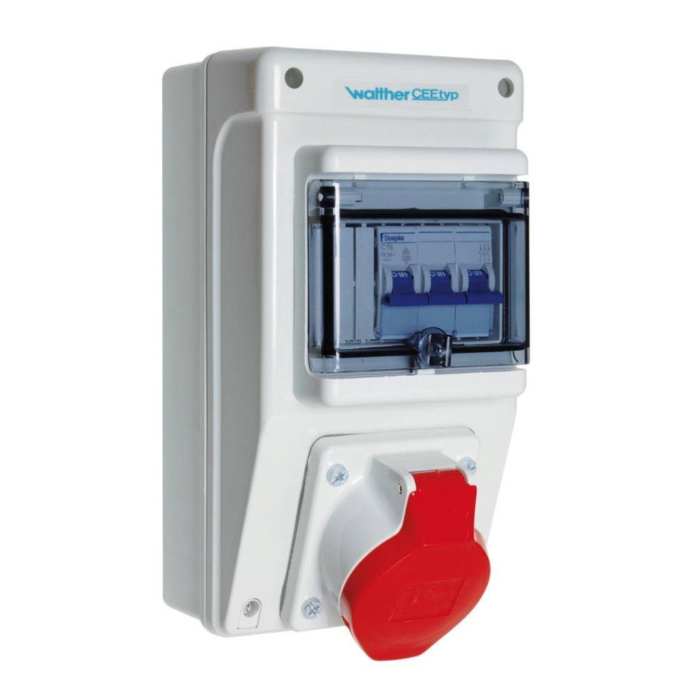 Eine elektrische Verteilerdose mit transparentem Deckel, die Schalter und eine rote Steckdose enthält, die für Außenstrom-Anschlüsse verwendet wird.