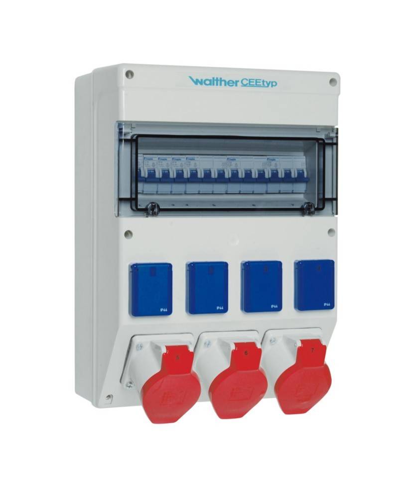 Eine weiße elektrische Verteilerdose mit durchsichtigem Deckel gibt Einblick auf mehrere Schalter. Darunter befinden sich blaue und rote Steckdosen, die mit PA4 beschriftet sind.