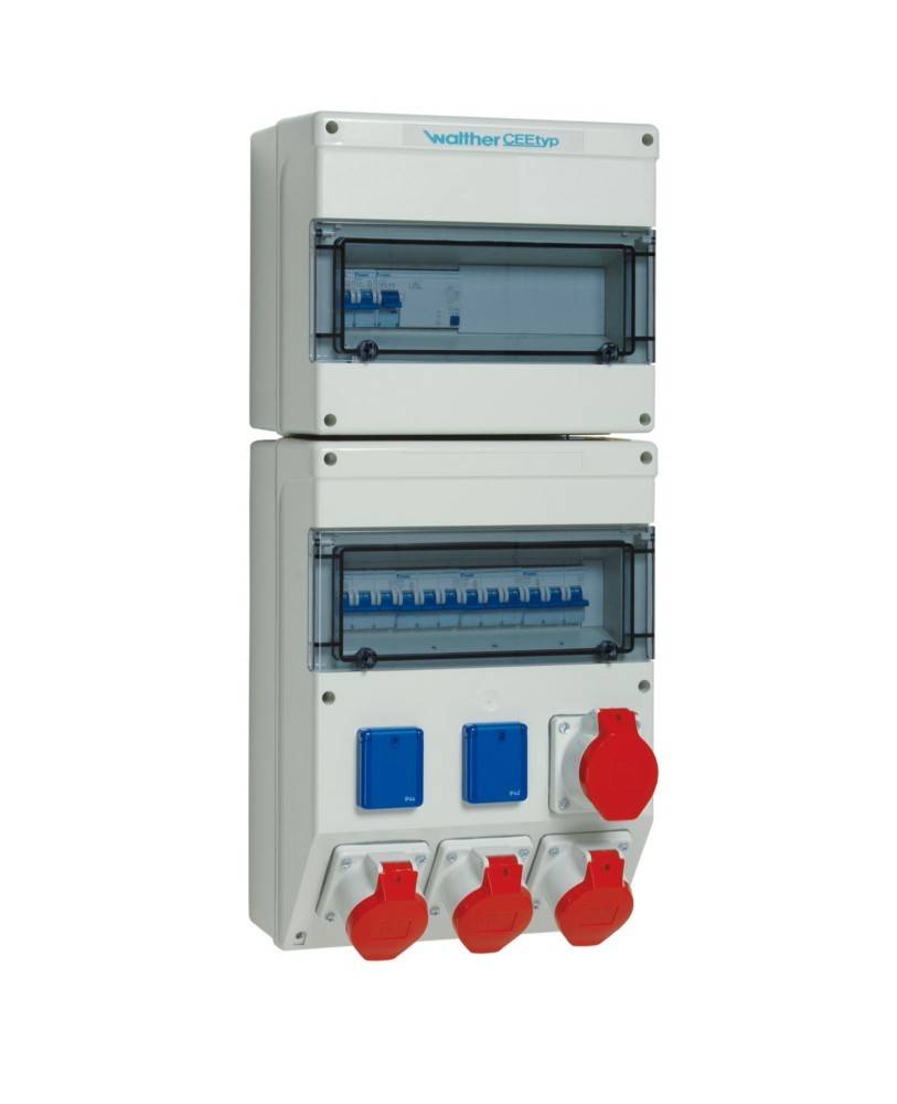 Zwei übereinander gestapelte elektrische Verteilerkästen mit transparenten Abdeckungen, in denen Sicherungsautomaten untergebracht sind, mit drei blauen Steckdosen und drei roten Steckdosen darunter.