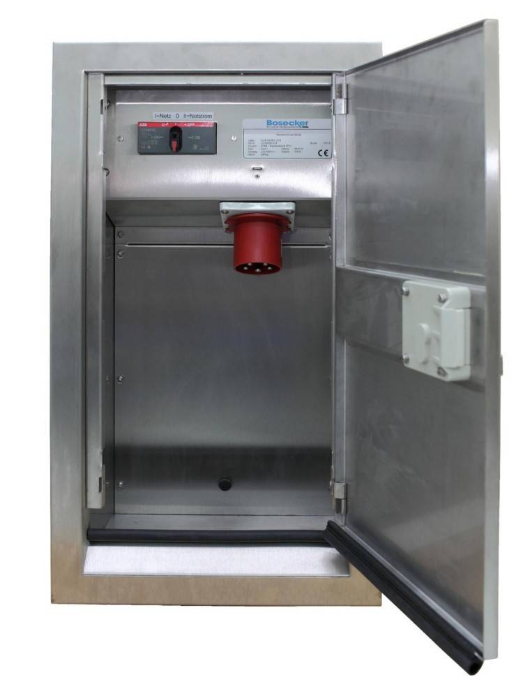 Offener Edelstahl-Schrank mit einem roten elektrischen Anschluss im Inneren, verwendet für Stromverteilung, an einer Wand montiert.