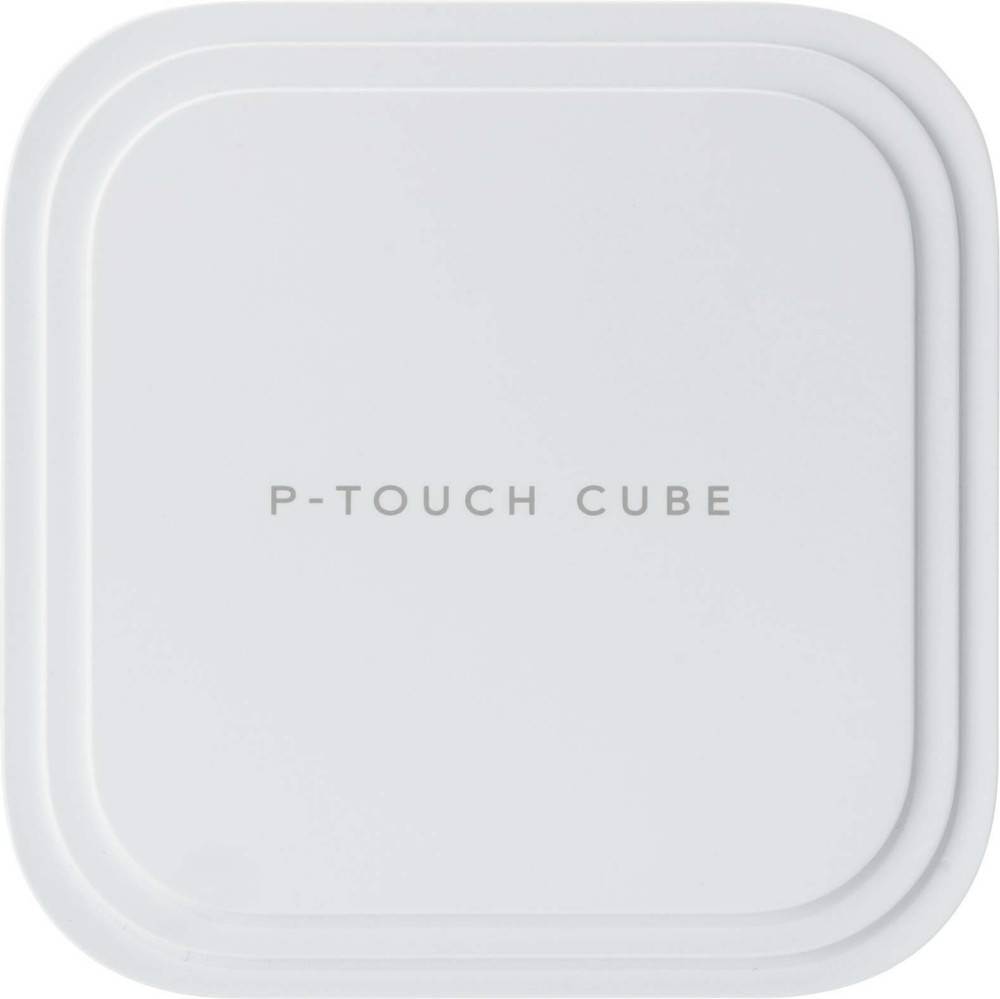 Ein weißes, quadratisches Gerät mit abgerundeten Ecken, auf dem mittig der Text ‚P-Touch Cube' angezeigt wird, was auf Etikettendruckfunktionalität hindeutet.