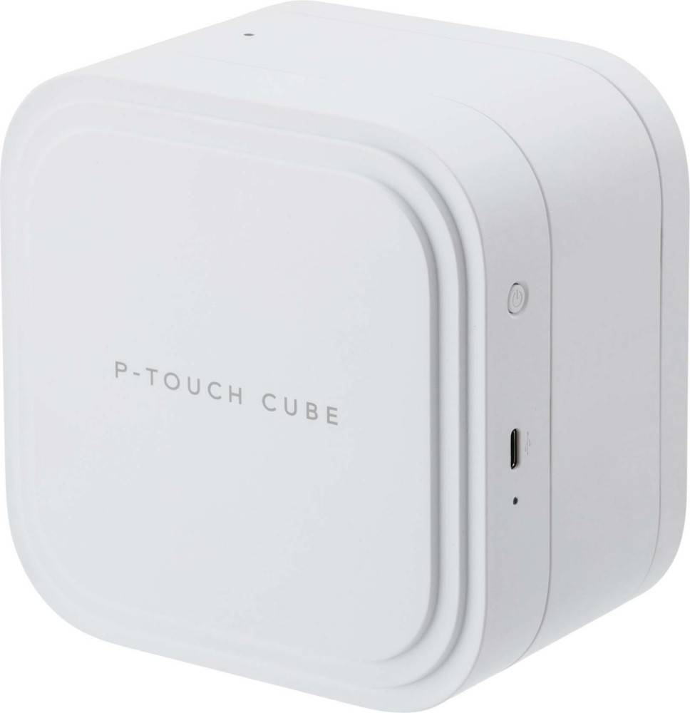 Ein weißer, kompakter Etikettendrucker mit dem Text 'P-Touch Cube' auf der Vorderseite, mit minimalistischem Design und einem kleinen Knopf an der Seite.