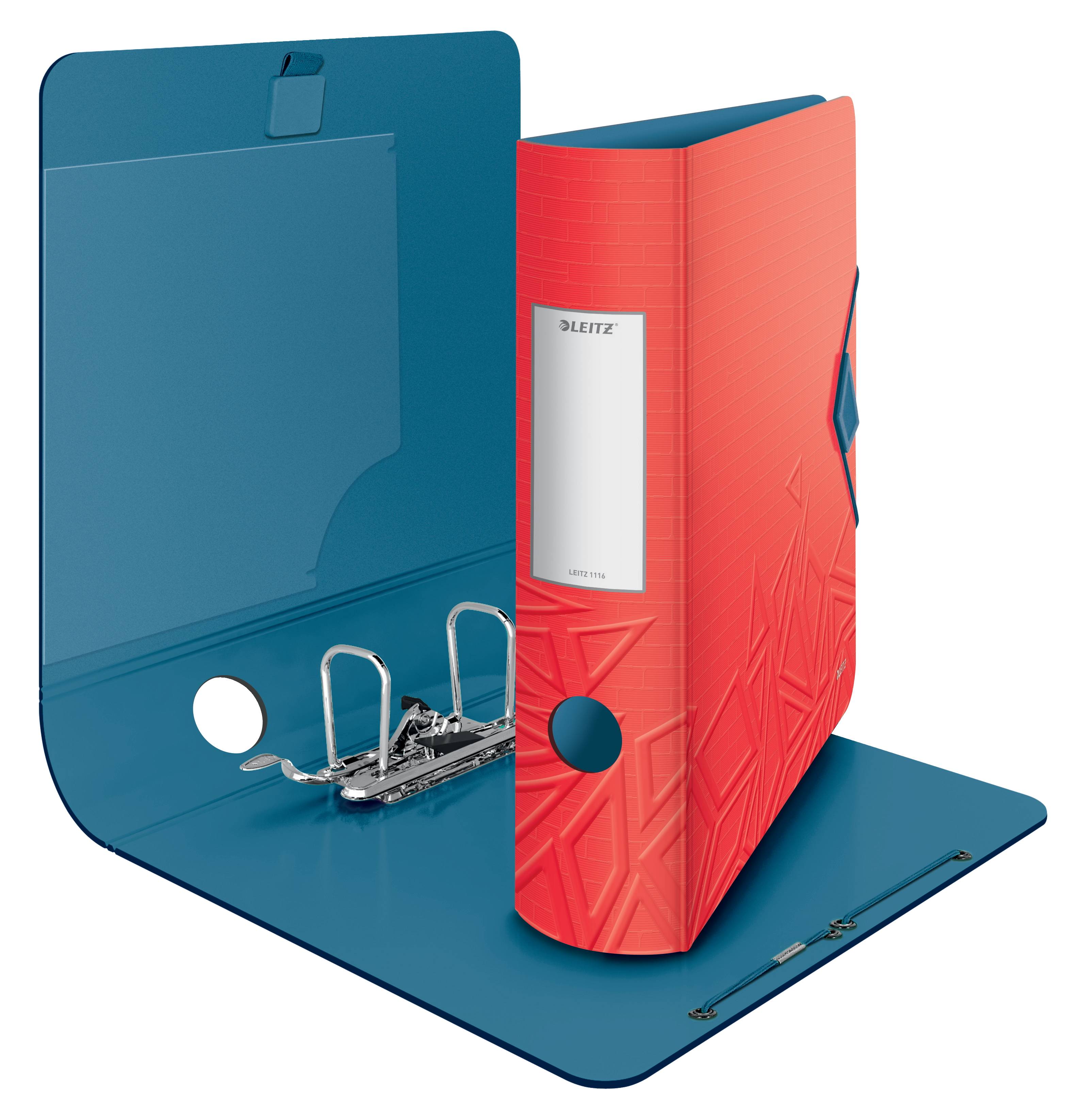 Blaue und rote Ringbinder zum Aufstellen, einer offen mit sichtbaren Metallringen, auf weißem Hintergrund dargestellt.