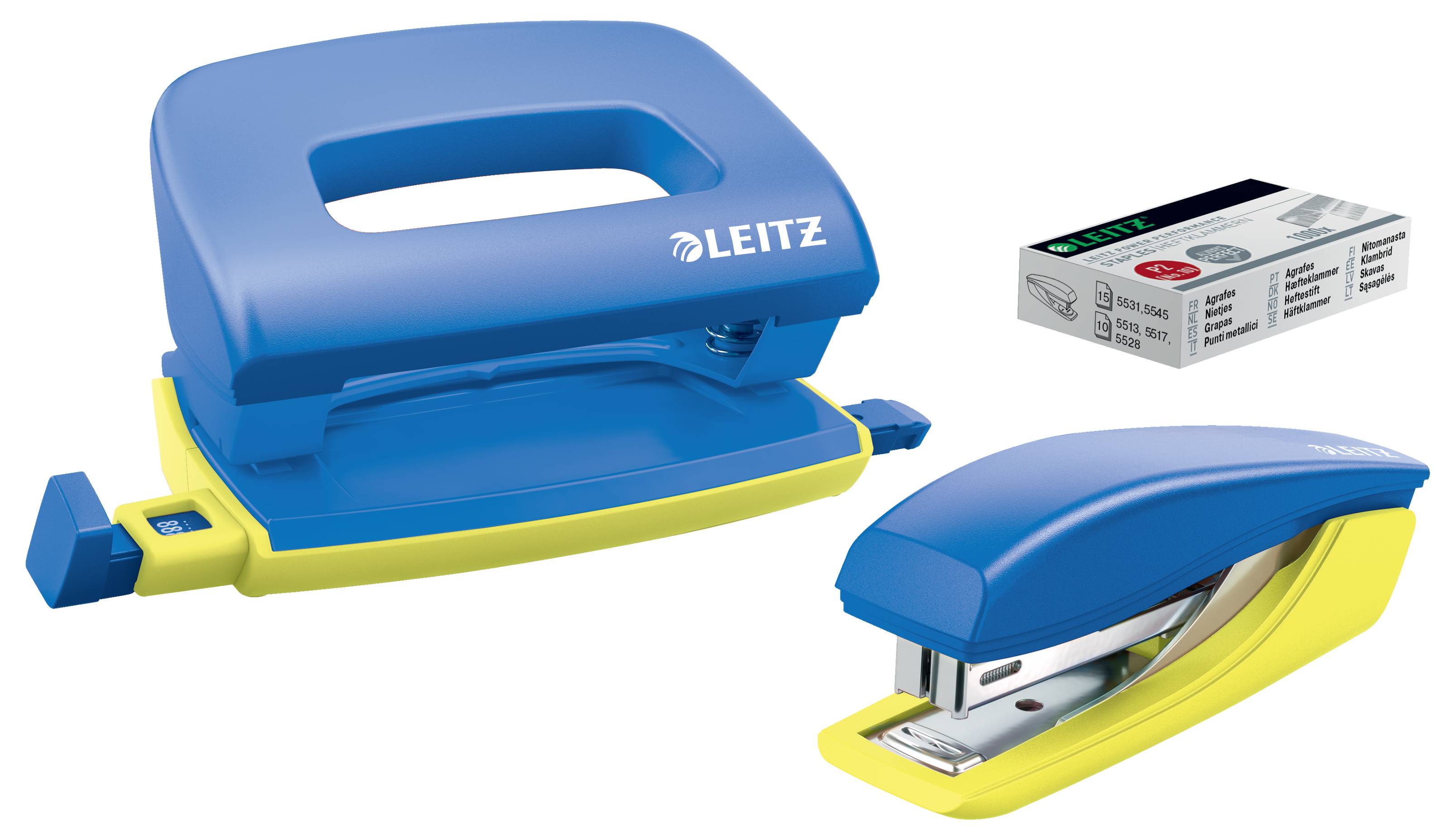 Blauer und gelber Leitz-Heftklammerer, offen und geschlossen gezeigt, mit einer Schachtel Heftklammern daneben auf schwarzem Hintergrund.