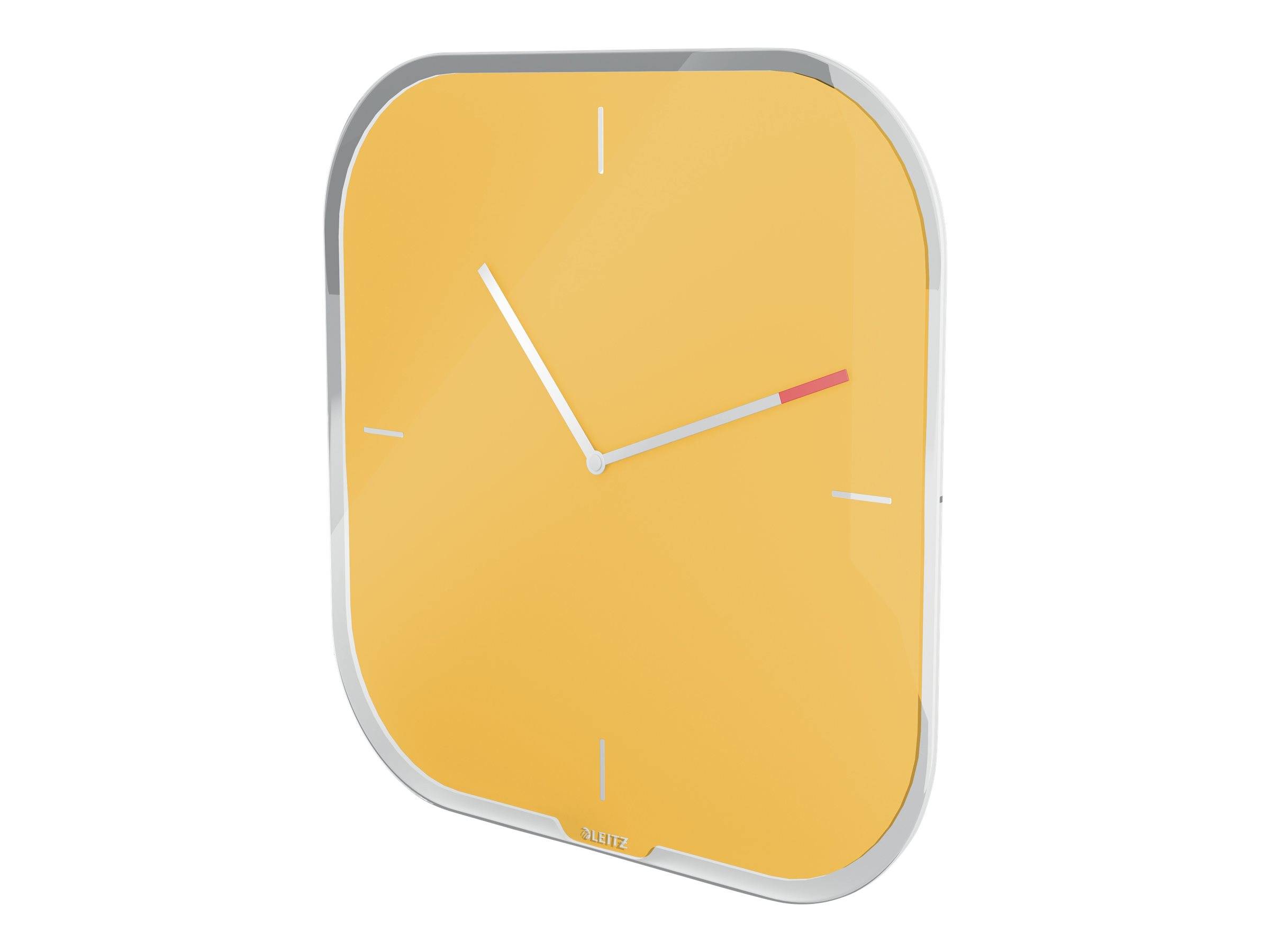 Eine gelbe quadratische Wanduhr mit abgerundeten Ecken, weißen Zeigern und einfachen Strichmarkierungen auf weißem Hintergrund.