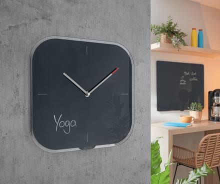 Moderne Wanduhr mit der Beschriftung „Yoga