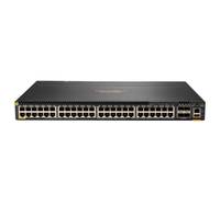 Vorderansicht eines Rack-Mount-Netzwerk-Switches mit mehreren Ethernet-Anschlüssen auf weißem Hintergrund