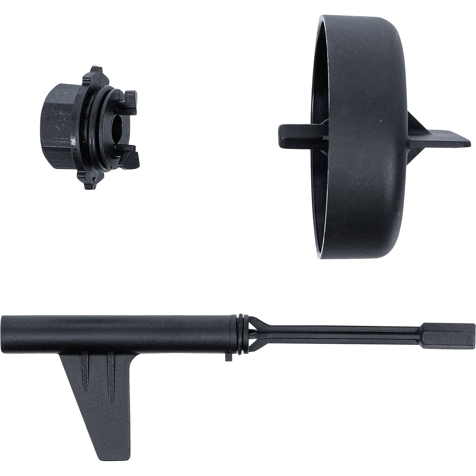 „Eine Sammlung schwarzer Klempnerwerkzeuge, einschließlich einer Steckdose, eines Schraubenschlüssels und eines Schlüssels, die vor einem weißen Hintergrund angeordnet sind.