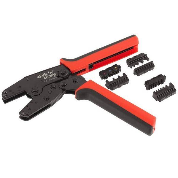 Ein Crimpwerkzeug mit orangenem Griff wird zusammen mit verschiedenen austauschbaren Matrizen für unterschiedliche Drahtgrößen gezeigt.