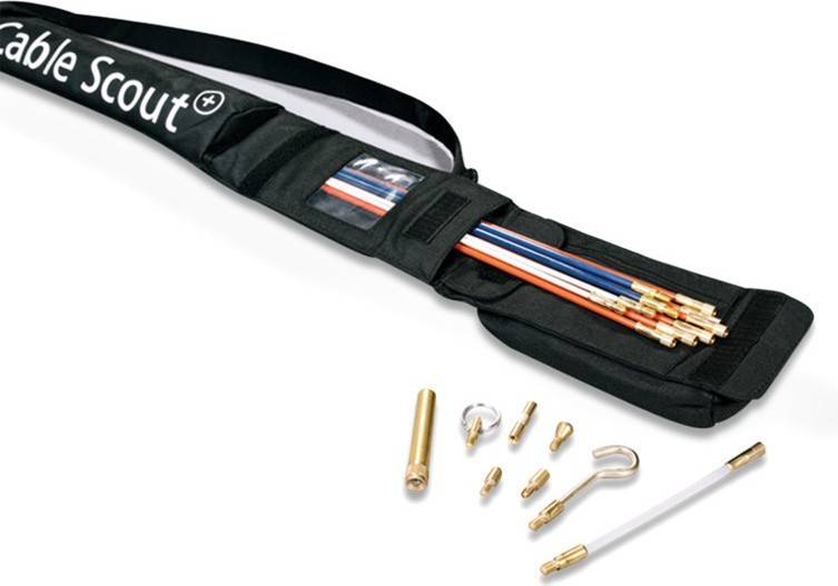 Eine schwarze Werkzeugtasche mit verschiedenen Kabeln und Steckern, die ausgebreitet ist, mit mehreren Metallfittings, die separat daneben angeordnet sind.