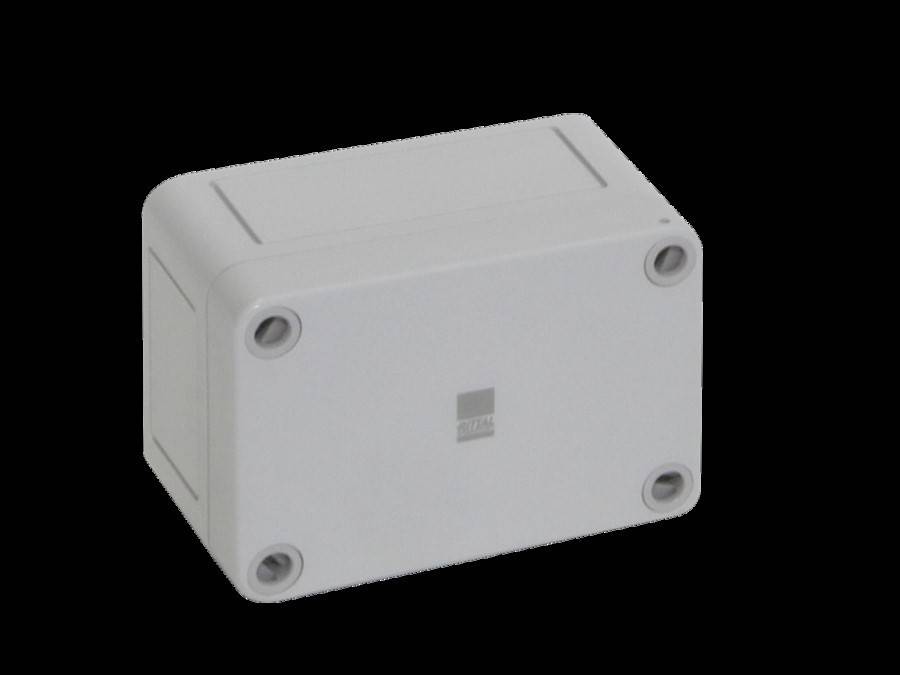 Eine graue, rechteckige Kunststoff-Elektroverteilerdose mit einer Schraube an jeder Ecke, die zum sicheren Unterbringen von elektrischen Verbindungen verwendet wird.