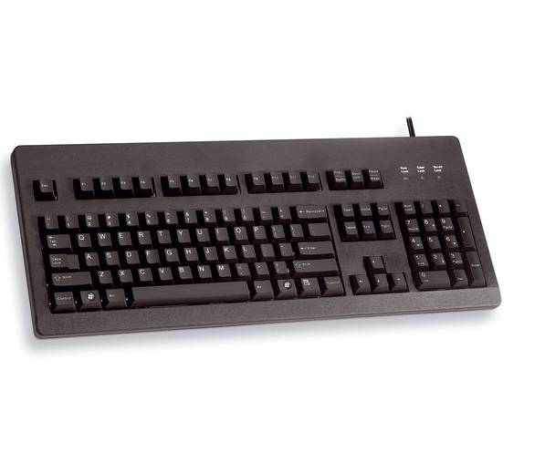 Schwarze kabelgebundene Computertastatur in Vollgröße mit numerischem Tastenfeld auf weißem Hintergrund.