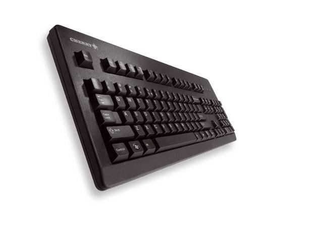 Schwarze Corsair-Computertastatur in Schrägansicht auf weißem Hintergrund.