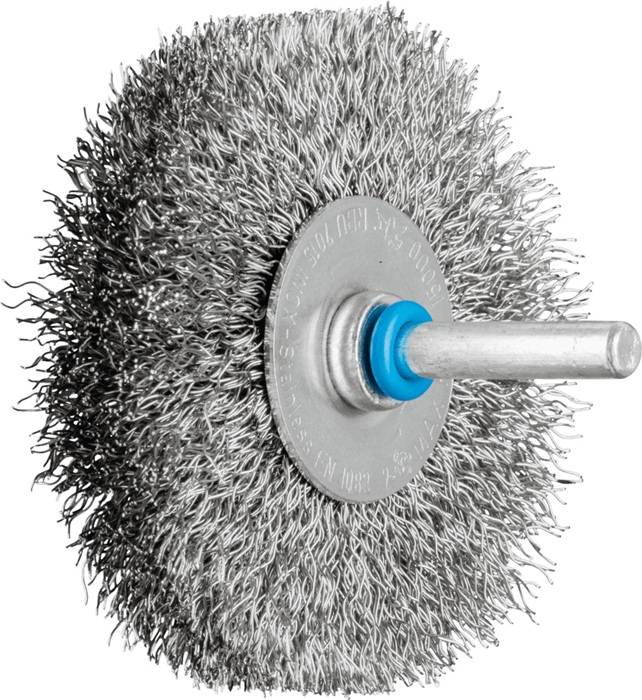 Eine Nahaufnahme einer kreisförmigen Drahtbürste mit Metallborsten und einem blauen Plastikzentrum, die zum Reinigen oder Polieren von Oberflächen verwendet wird.