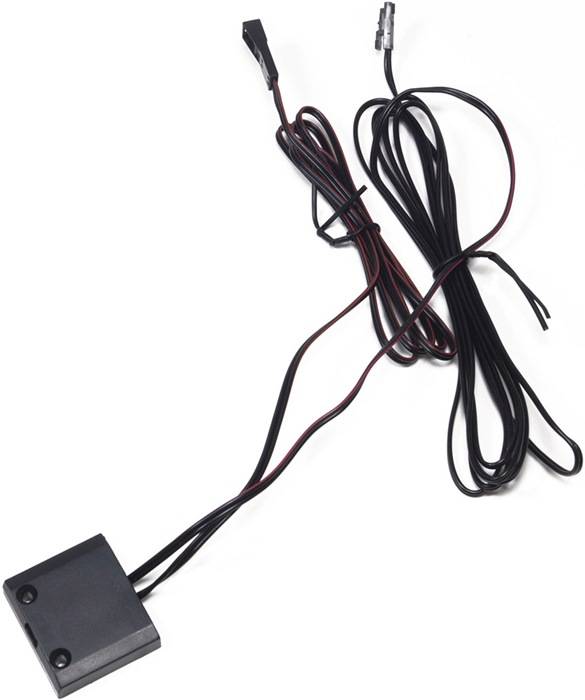 Eine elektronische Komponente mit angeschlossenen Kabeln, möglicherweise ein Sensor oder Anschluss, die auf einem weißen Hintergrund platziert ist.