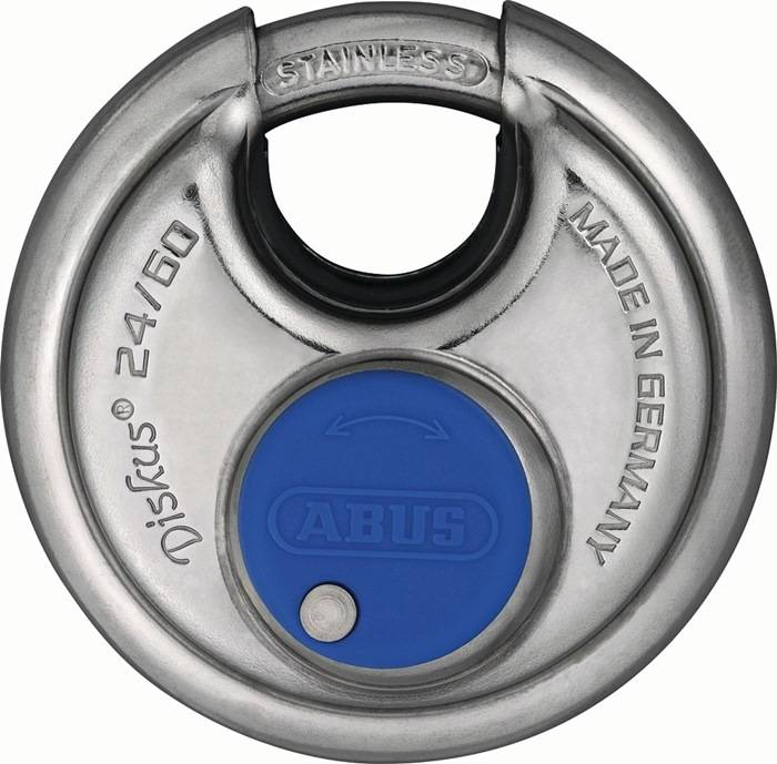 Runder, rostfreier Stahl-Vorhängeschloss mit einem Schlüsselloch, das von einem blauen Schutzschild verdeckt wird. Text liest sich: 'Diskus 24/60 Made in Germany'.