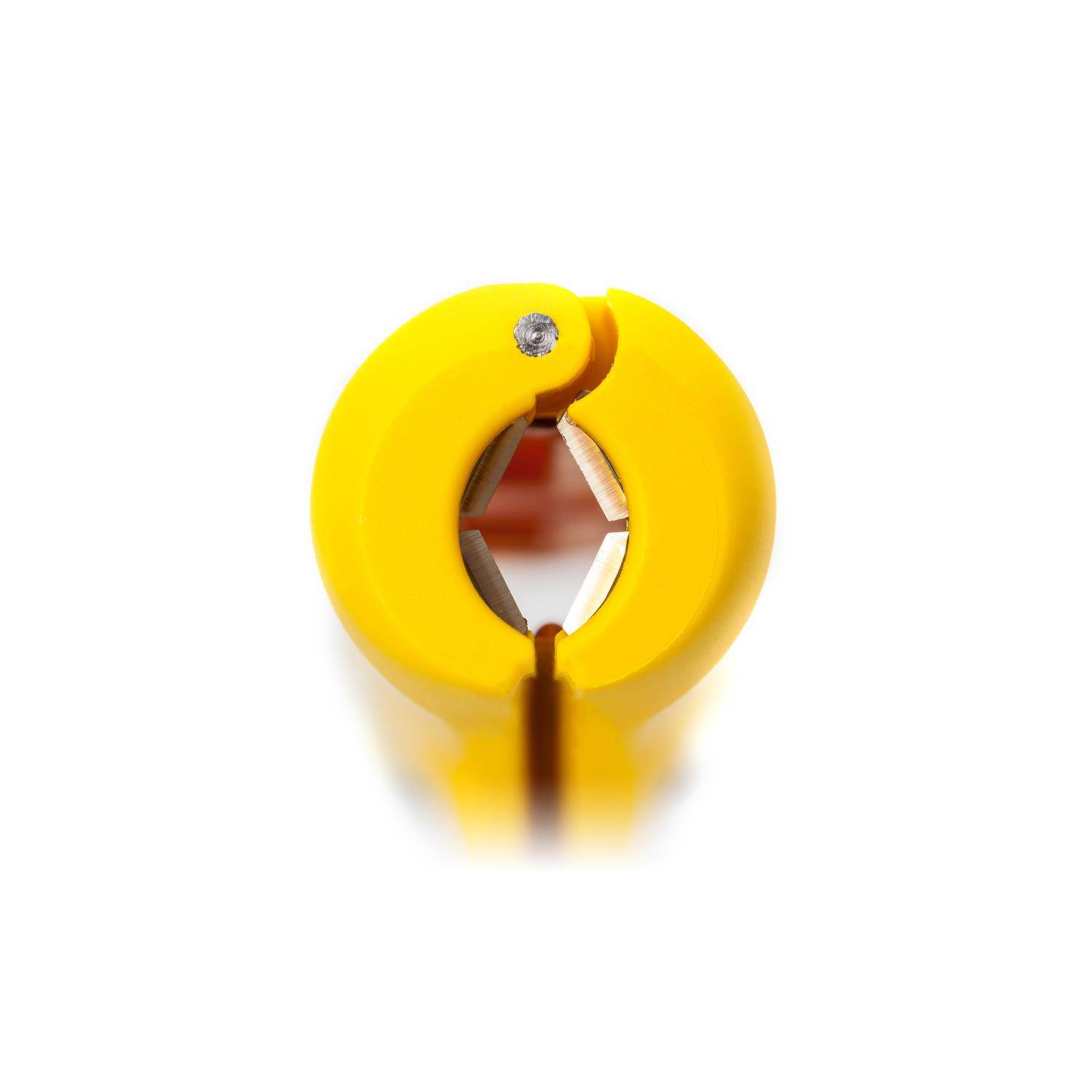 Ein gelber Bleistiftspitzer von vorne betrachtet, der ein kreisförmiges Design mit einer sichtbaren Metallklinge innen zeigt.