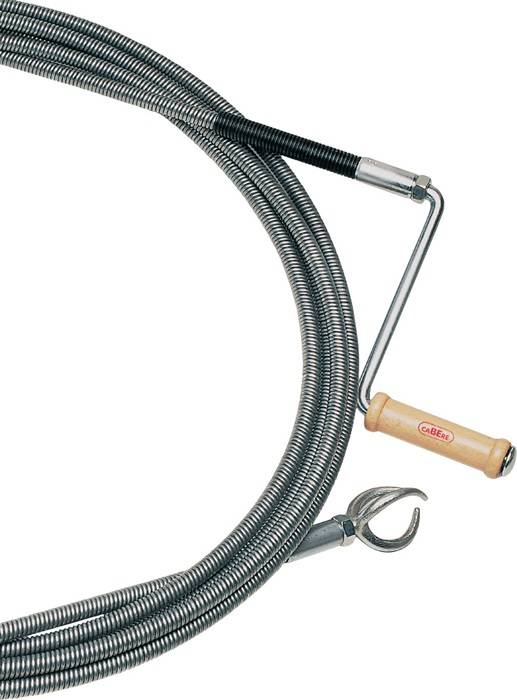 Ein flexibler Metall-Rohrreiniger mit Holzgriff und Spiralende zum Entfernen von Rohrverstopfungen.