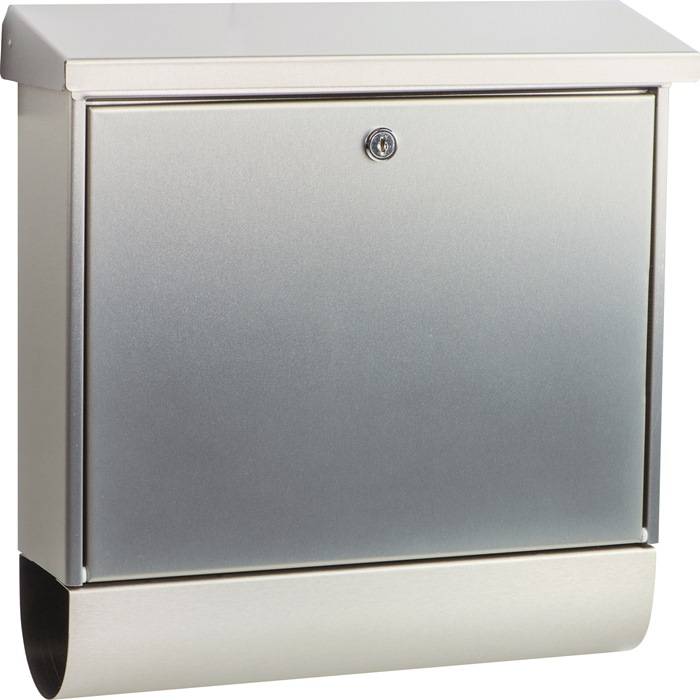 Eine silberne, wandmontierte Briefkastenanlage mit Deckel und Frontschloss, die ein schlankes, modernes Design aufweist.