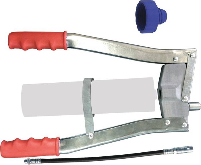 Ein silbernes Metallwerkzeug mit roten Griffen, das wie eine Fettpresse aussieht, mit einem blauen Deckel in der Nähe, verwendet zum Schmieren von Maschinenteilen.