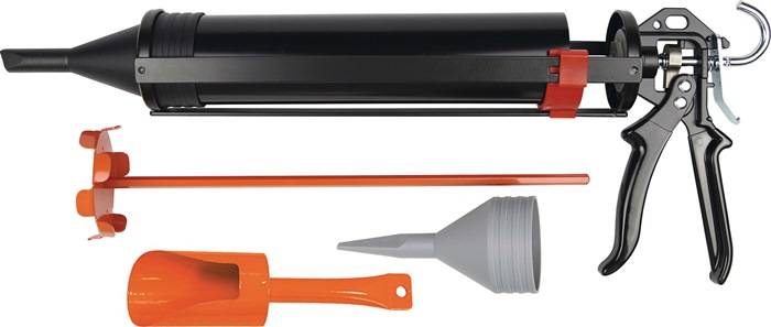 Eine Kartuschenpistole mit orangefarbenem Griff und grauer Düse, horizontal positioniert.