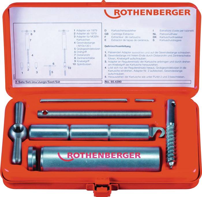 Rotes Rothenberger Rohrreperaturset mit verschiedenen Metallwerkzeugen und Komponenten, die ordentlich in einem geöffneten orangefarbenen Koffer ausgelegt sind.