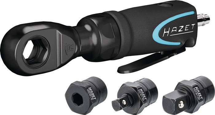 Ein Ratschenwerk und zwei Steckschlüssel-Aufsätze, beschriftet mit ‚HAZET 899 19.' Der Ratschengriff ist schwarz mit einem blauen Logo.