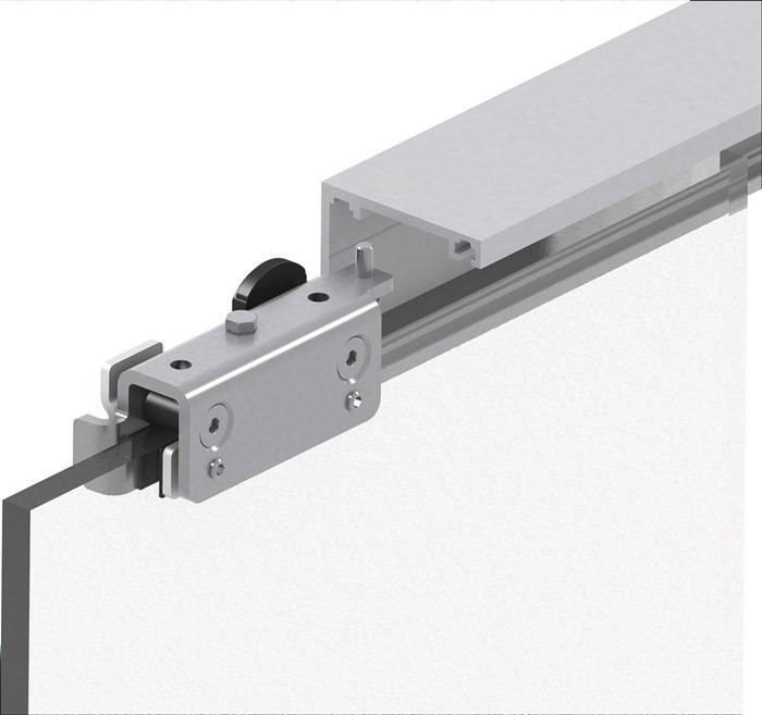 Eine Nahaufnahme eines Schiebetür-Mechanismus, die eine Metallschiene, Laufrollen und eine Befestigungshalterung zeigt und die Funktionsweise der Tür veranschaulicht.