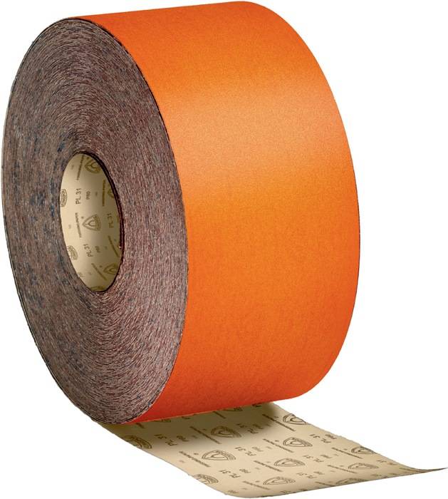 Eine große Rolle orangefarbenes Schleifpapier, teilweise ausgerollt, wobei die strukturierte Schleifoberfläche und die im Inneren gedruckten Markierungen und Spezifikationen sichtbar sind.