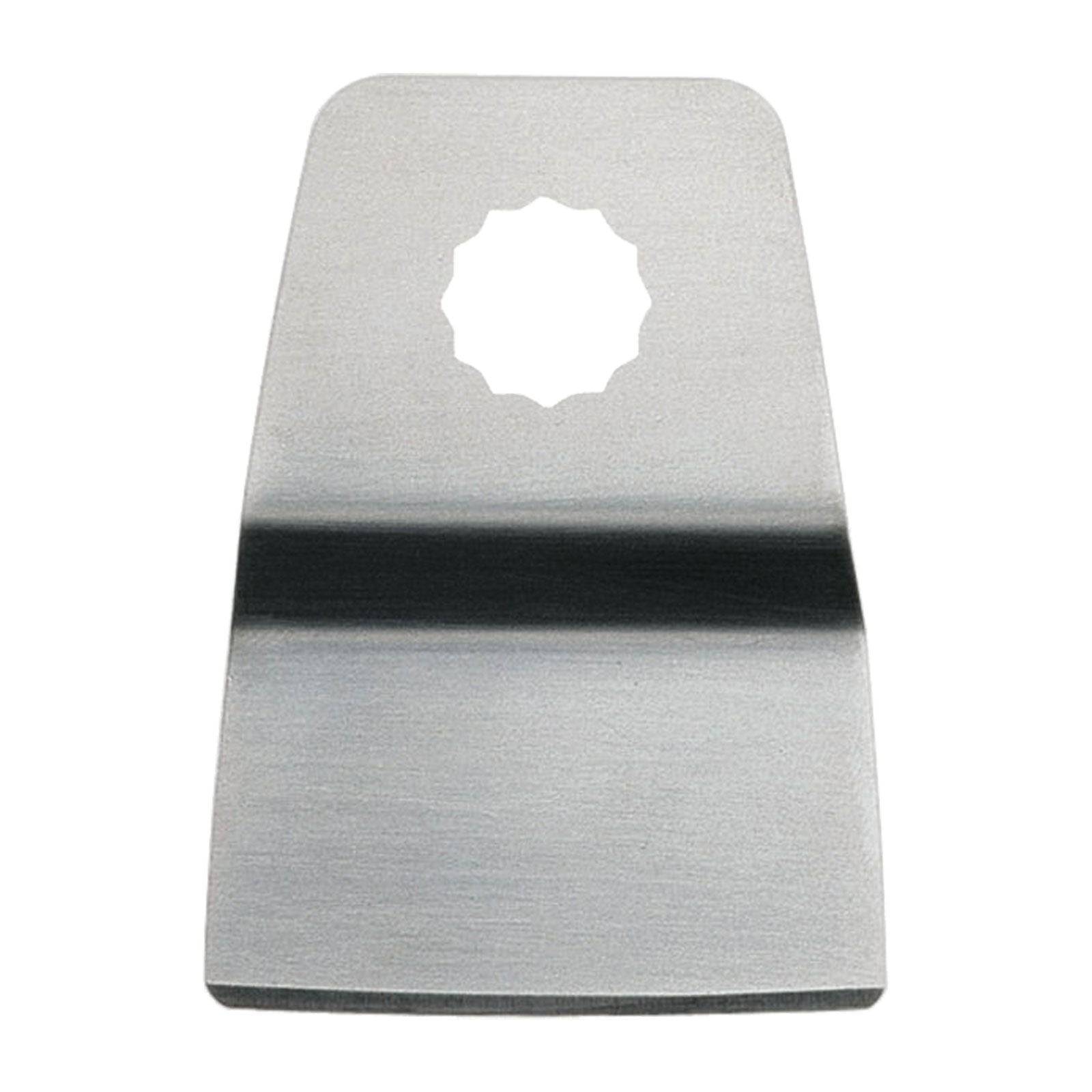 Ein flaches, metalliches Schabergerät mit einer gezackten, kreisförmigen Aussparung nahe der Oberseite, das zum Entfernen von Rückständen von Oberflächen verwendet wird.