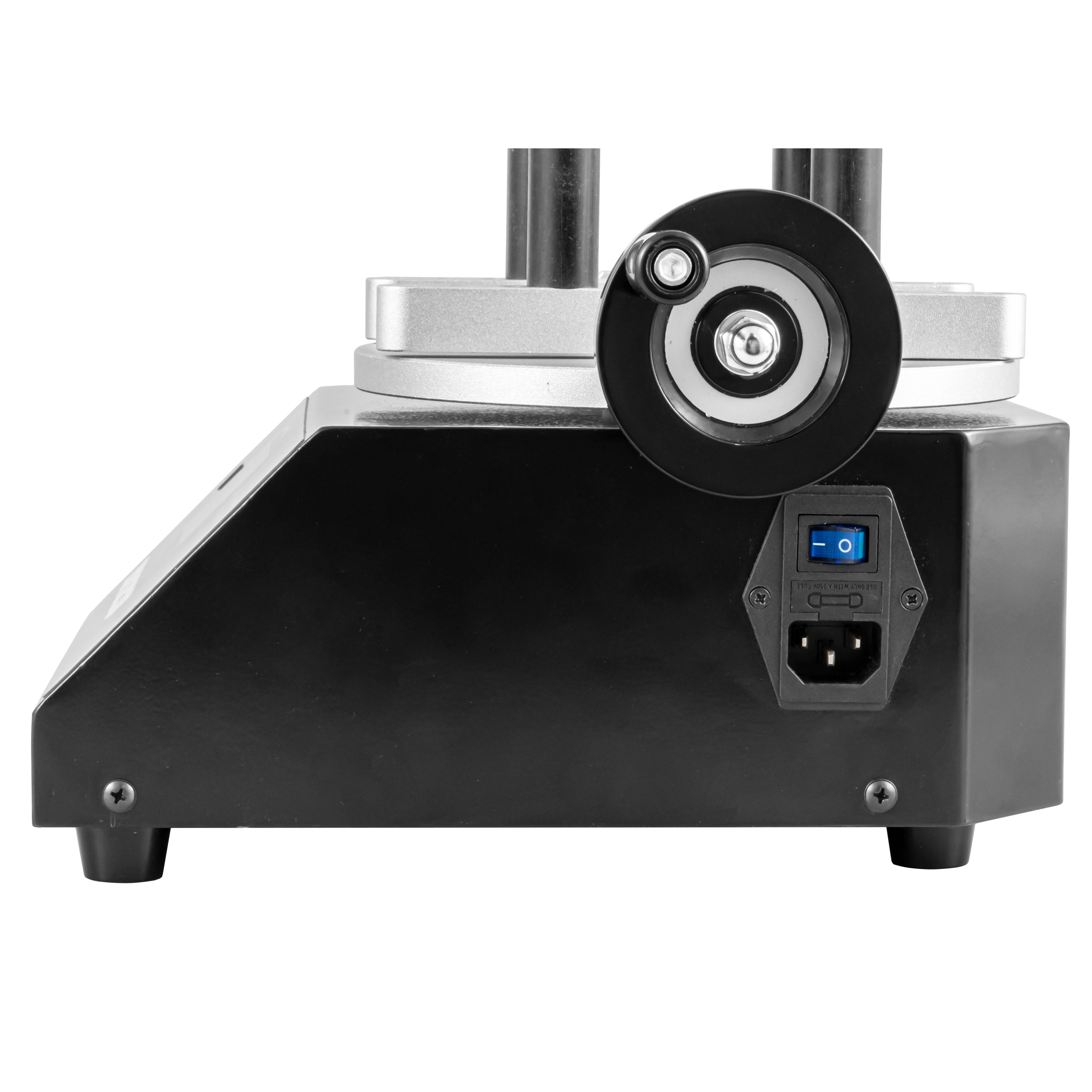 Eine silbern und schwarz gefärbte Industriemaschine mit einem Netzschalter und einer Steckdose an der Seite. Sie verfügt über Metallkomponenten oben.