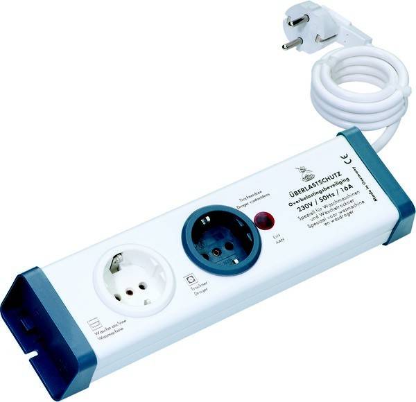 Ein weißer Mehrfachstecker mit blauen Enden, ausgestattet mit drei Steckdosen und einem aufgerollten Stecker. Er verfügt über deutsche Beschriftungen für Leistungsspezifikationen und Überlastungsschutz.