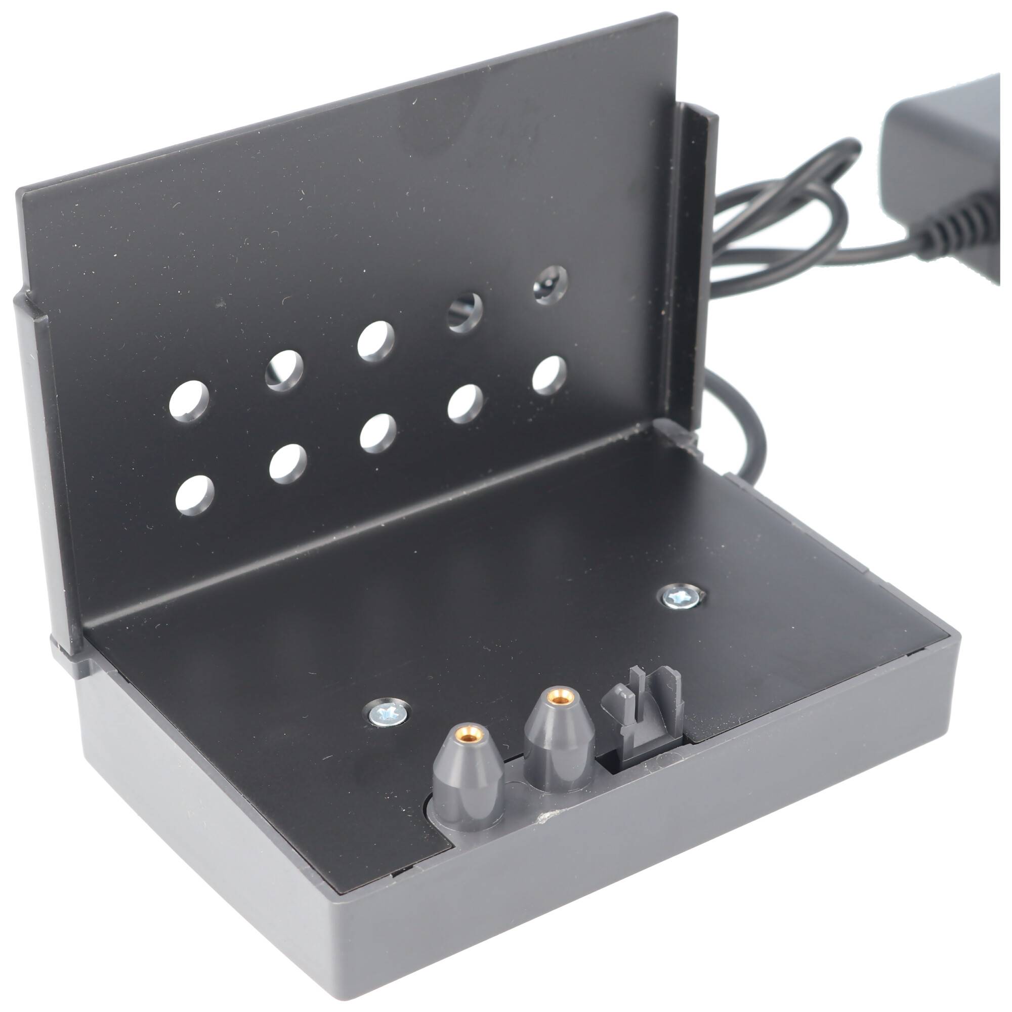 Schwarze Metallmontageklammer mit perforiertem Rückenpanel und zwei kleinen Steckverbindern auf der Basis, mit angeschlossenem Kabel.