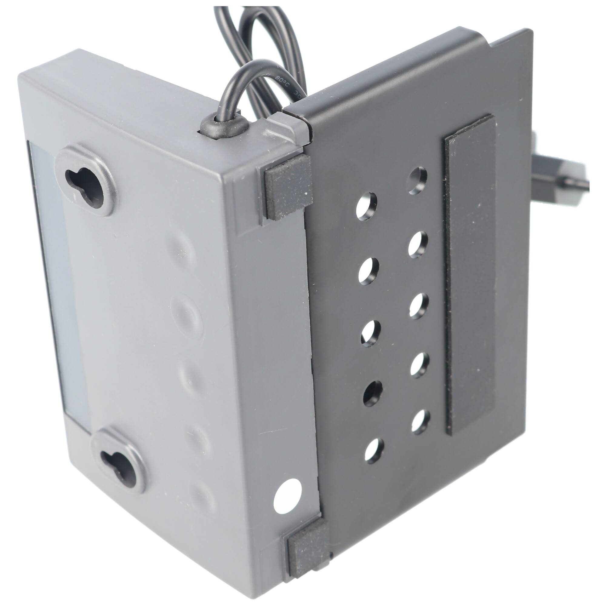 Grau-schwarzes elektronisches Geräte-Modul mit perforiertem Frontpanel und angebrachten Kabeln, gezeigt auf weißem Hintergrund.
