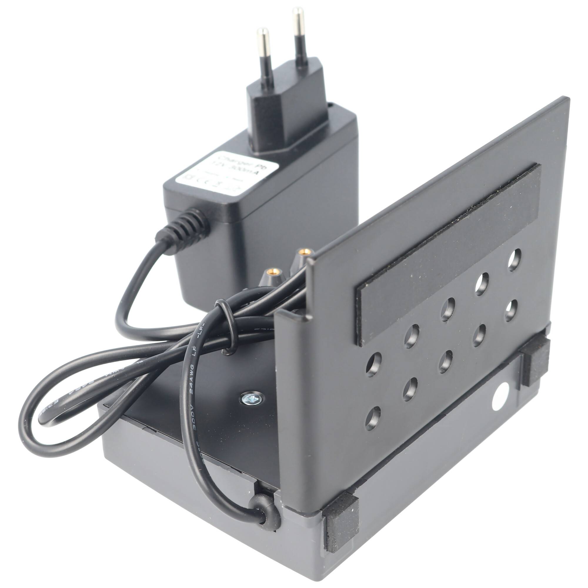 Schwarzes elektronisches Gerät mit EU-Stecker und Kabel, mit einer perforierten aufrechten Platte und Basis auf weißem Hintergrund.