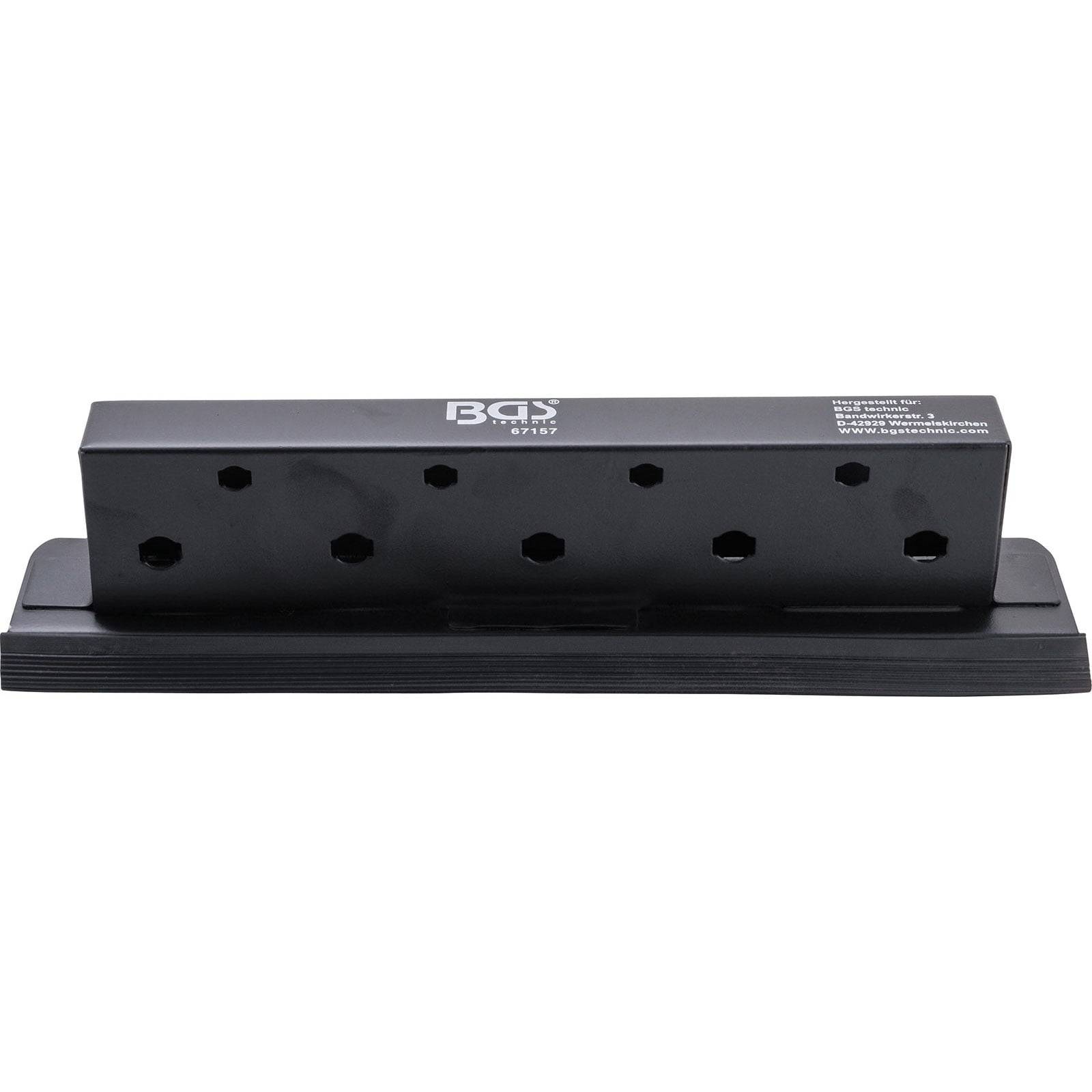 Ein schwarzes Metallwerkzeug mit sechseckigen Aussparungen, das zur Ausrichtung oder Befestigung verwendet wird.