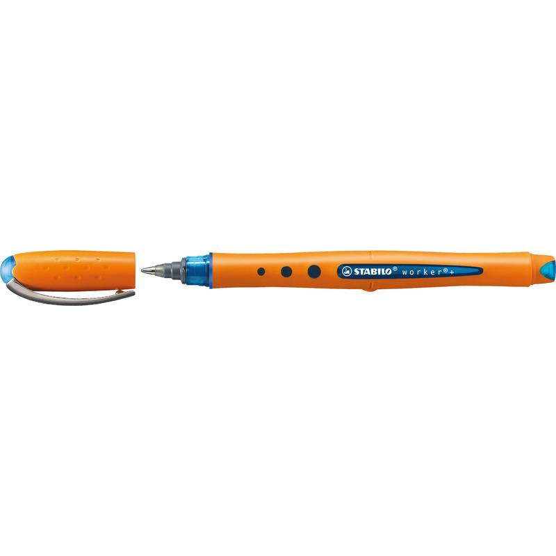 Orange STABILO worker Kugelschreiber mit entfernter Kappe, die den blauen Griff und die Metallspitze auf weißem Hintergrund zeigt.