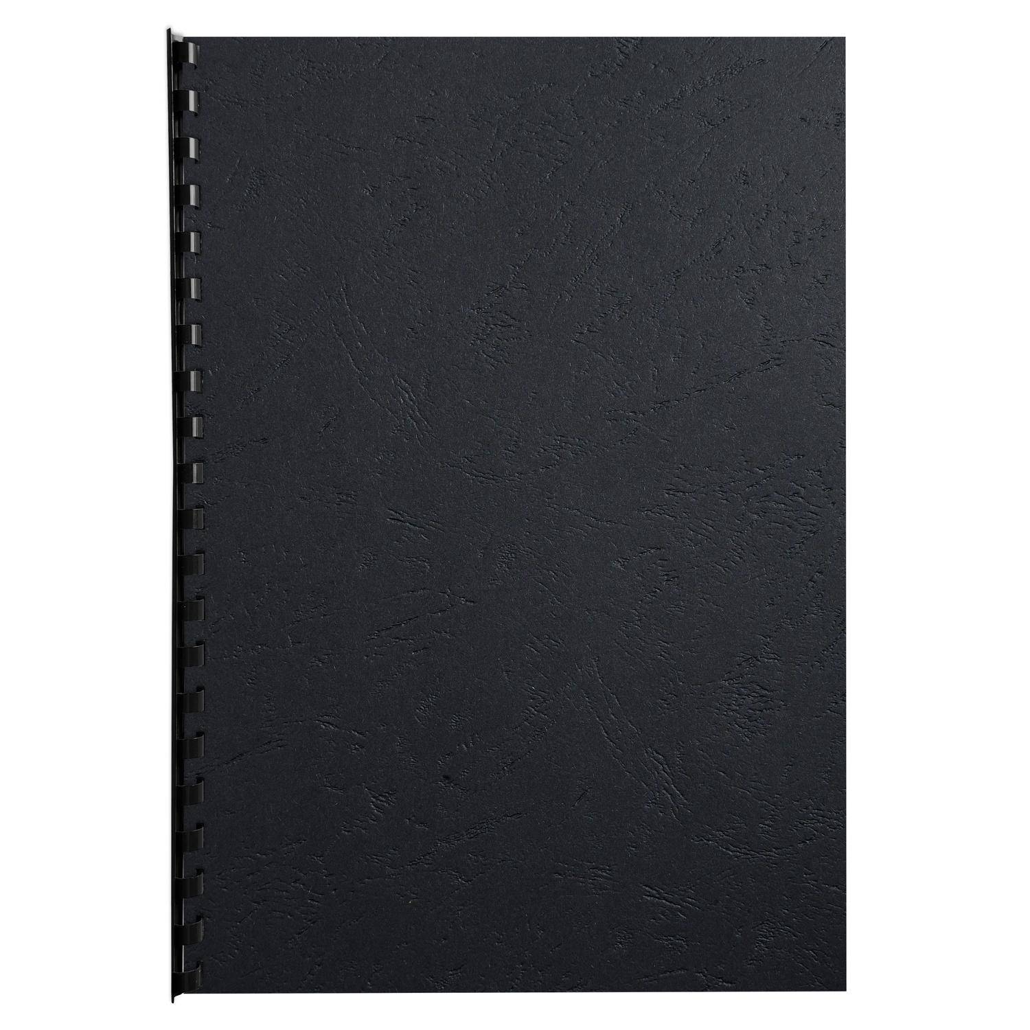 Schwarzes strukturiertes Notizbuch oder Bindercover mit sichtbarem Spiralbindung auf der linken Seite, geschlossen vor weißem Hintergrund dargestellt.